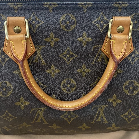 Louis Vuitton Speedy 30 in Monogram Canvas and Vachetta Leather - Picture 16 of 17